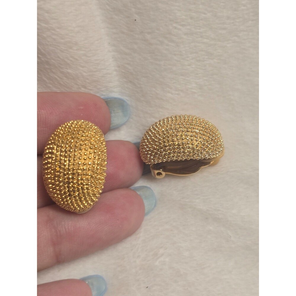 Vintage Erwin Pearl Gold Tone Textured Oval Clip-On Earrings Signed ear45